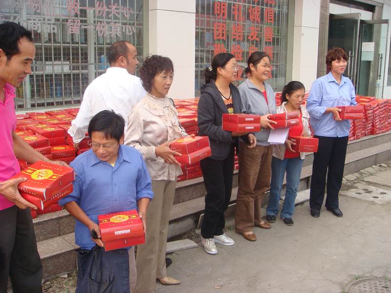 福彩中心情系低保家庭，赠送2万斤爱心月饼